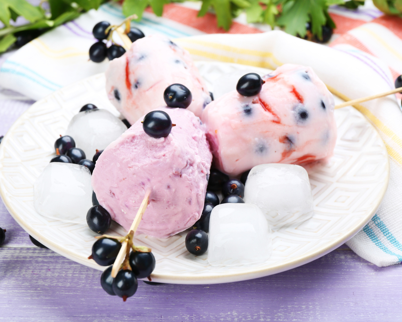 Фруктовое мороженое с ягодами черной смородины