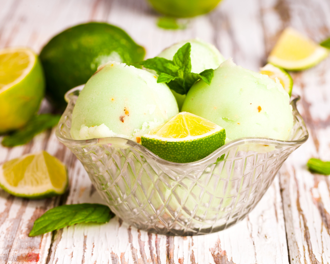 Фруктовое мороженое с лаймом и мятой 