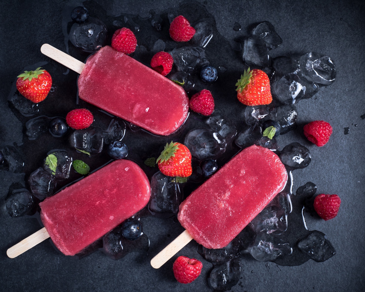 Фруктовое мороженое с ягодами малины, клубники и кубиками льда