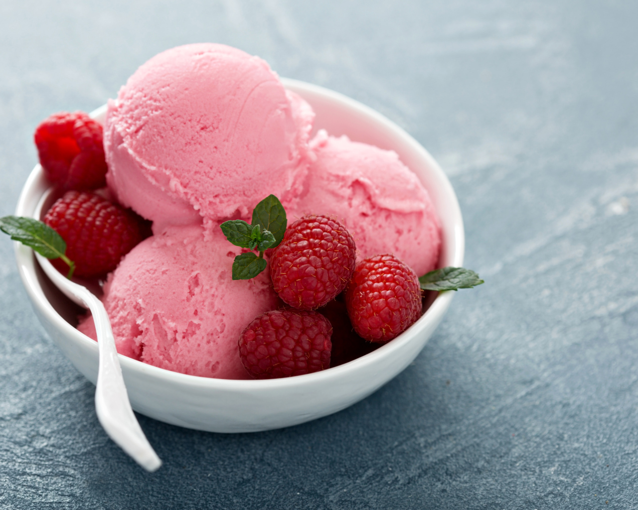 Фруктовое розовое мороженое с малиной 