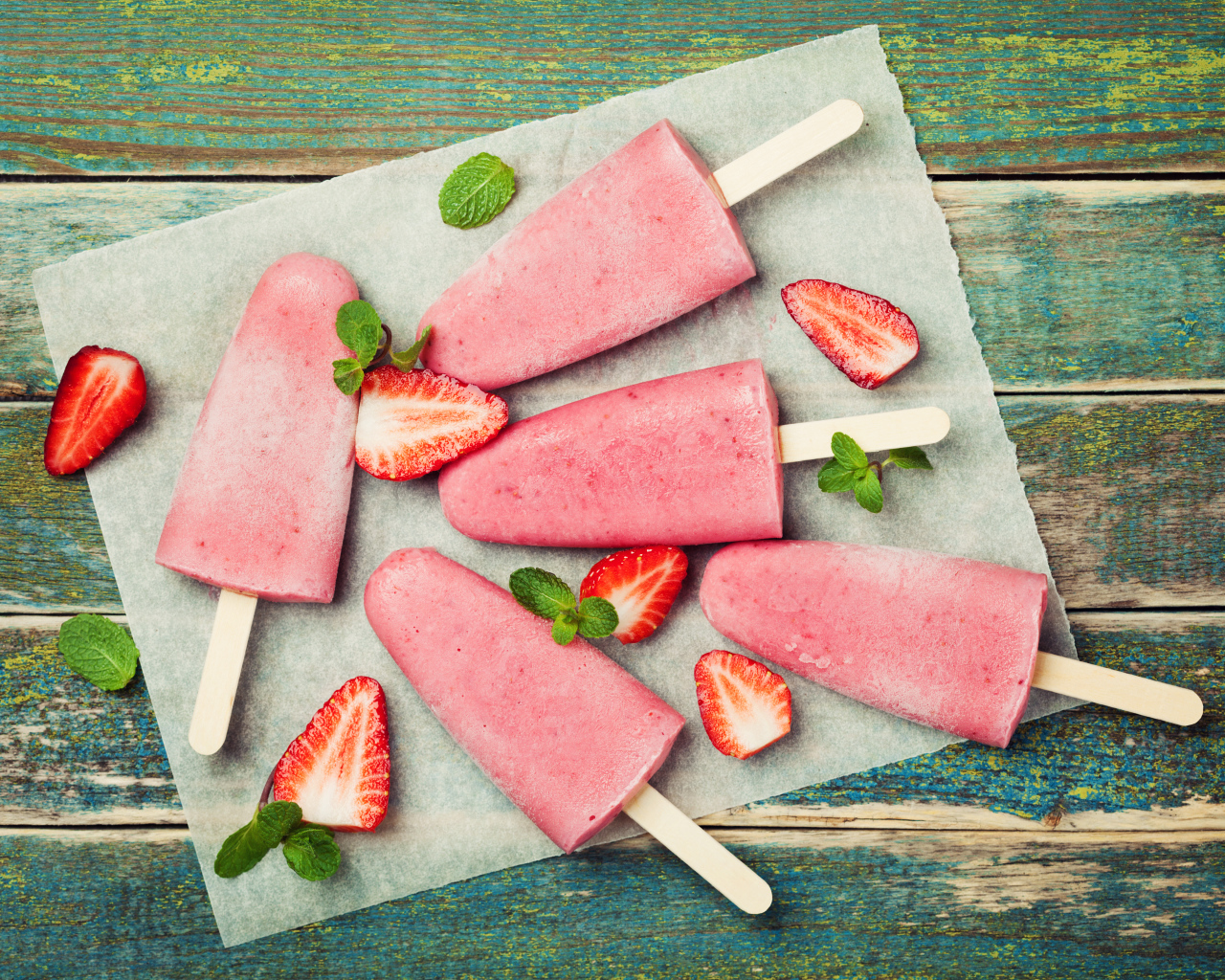 Фруктовое клубничное мороженое на палочке