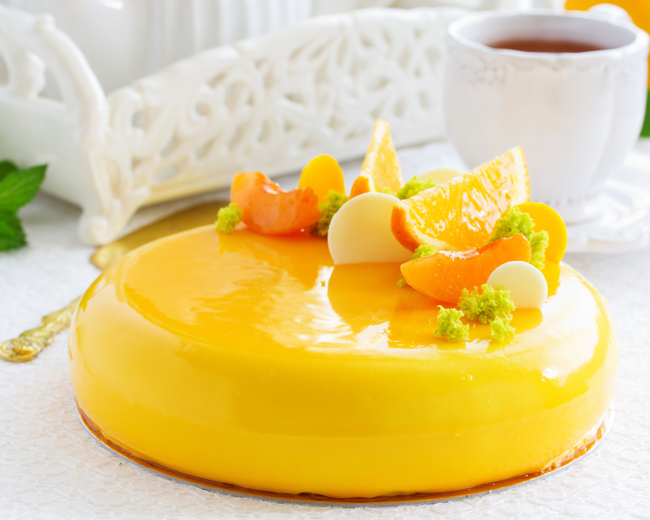 Глянцевый желтый торт с цитрусовыми