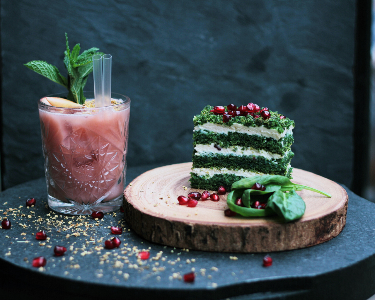 Зеленое мятное пирожное с коктейлем 