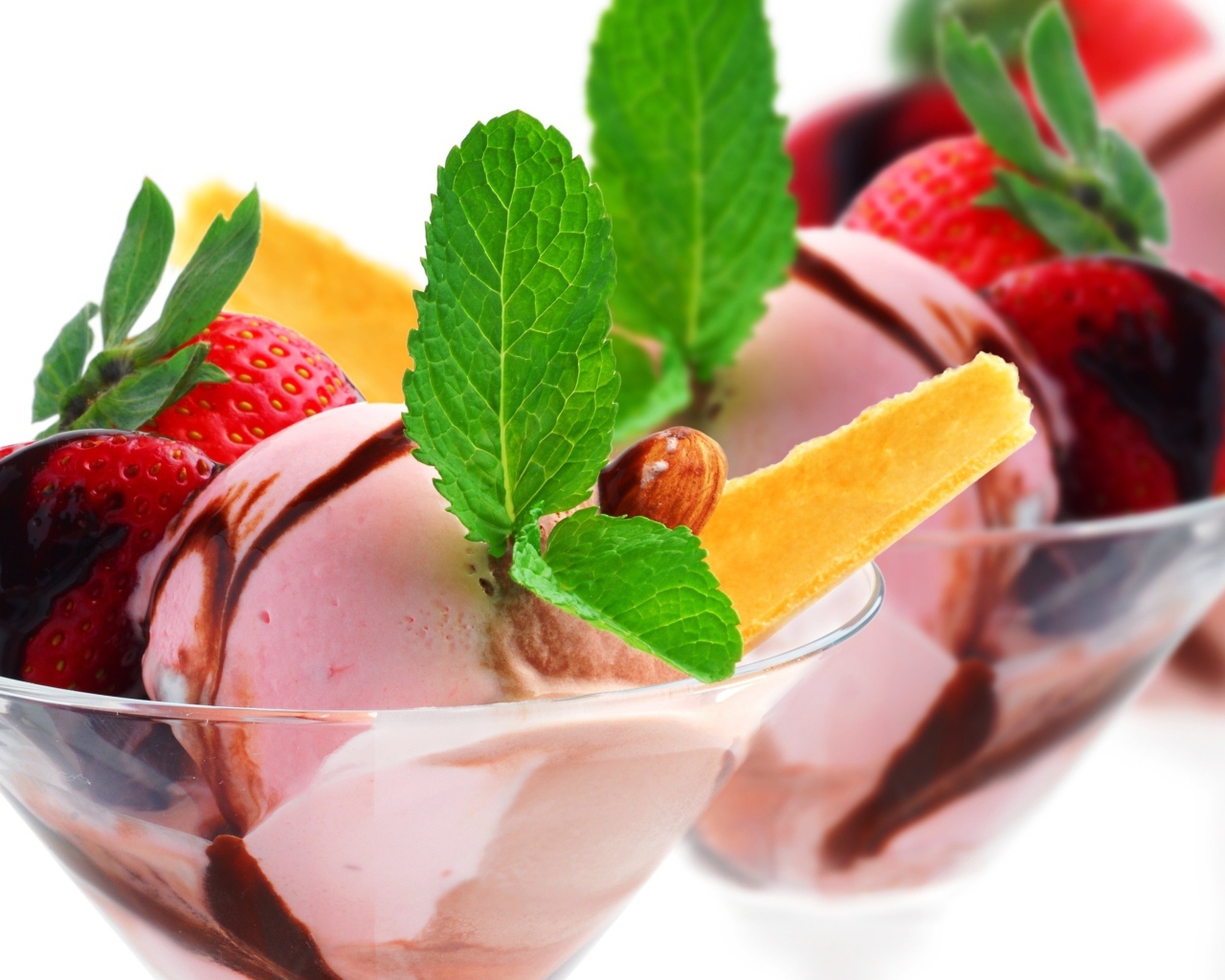Шарики мороженого с ягодами клубники и листьями мяты
