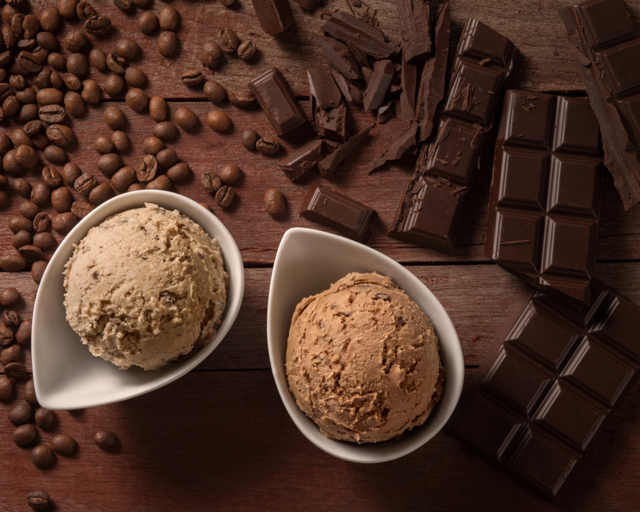 Мороженое с кофейными зернами и черным шоколадом