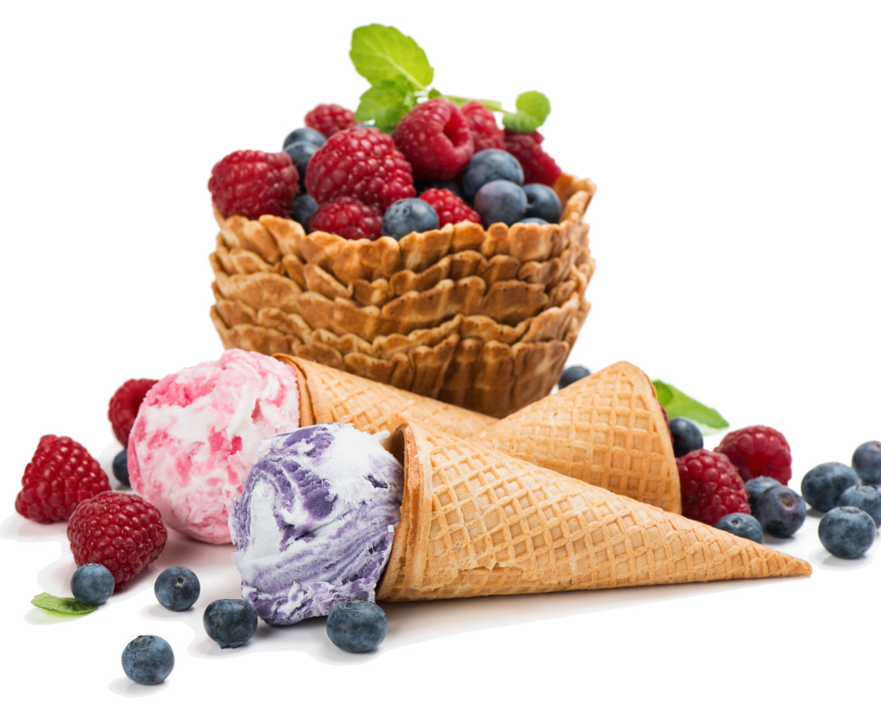 Мороженое с вафлями и свежими ягодами на белом фоне