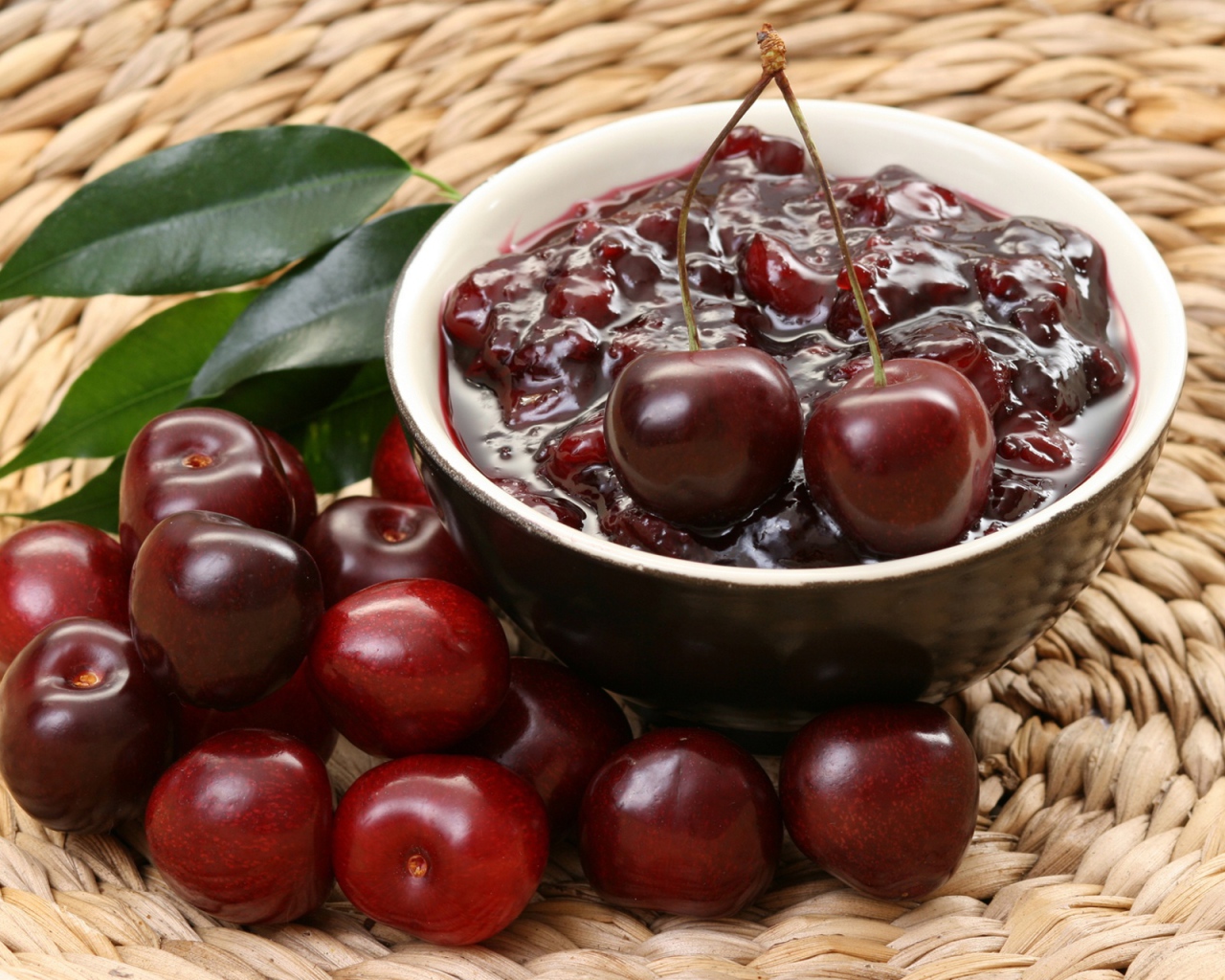 Варенье из красных черешен на столе 