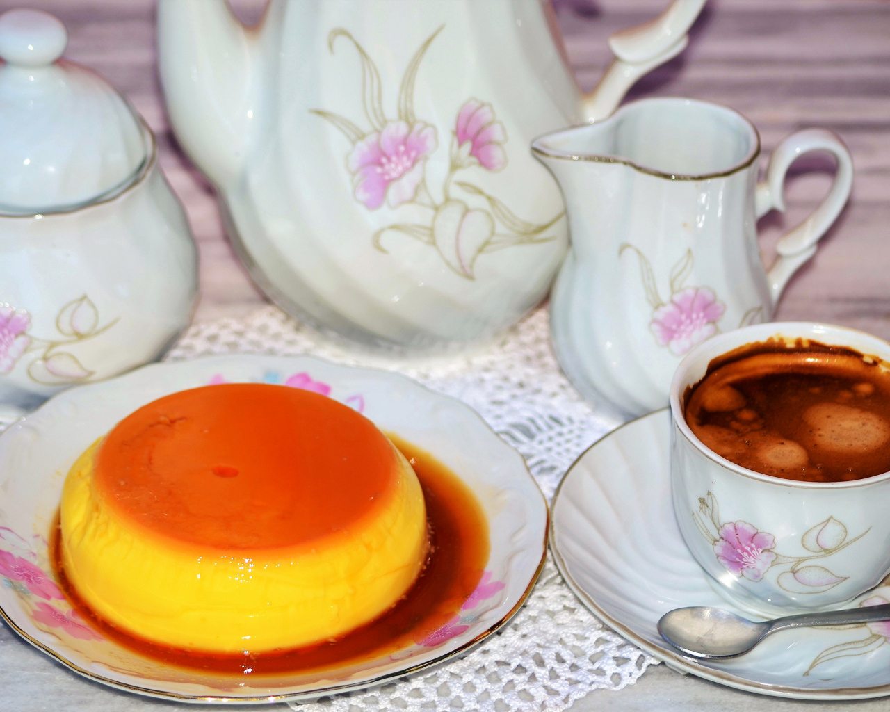 Желе на столе с кофе и сервизом на завтрак