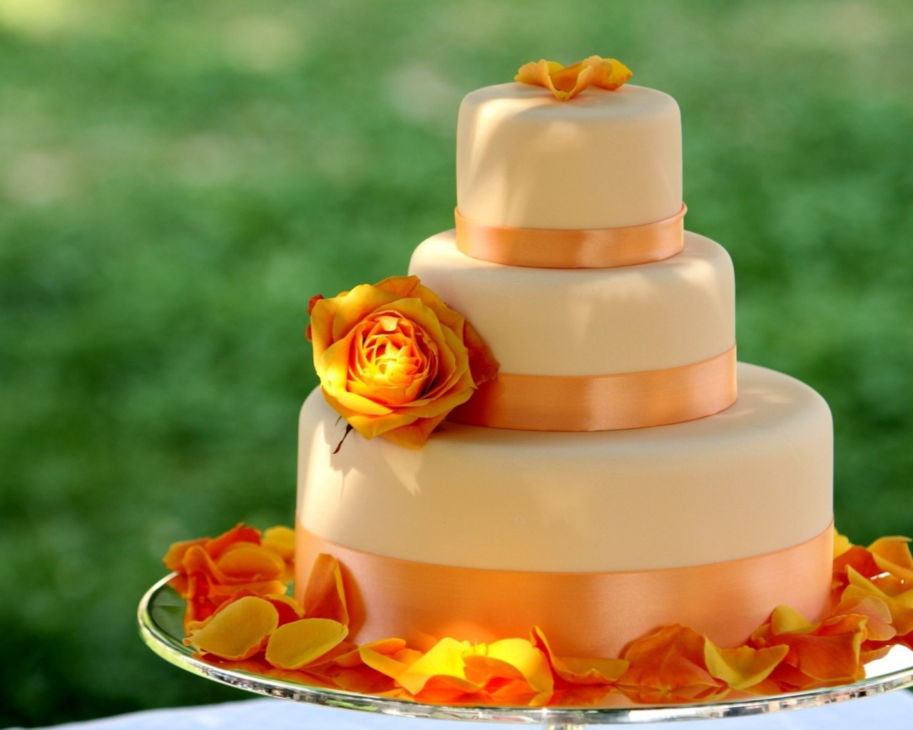 Большой многоярусный оранжевый свадебный торт с цветами