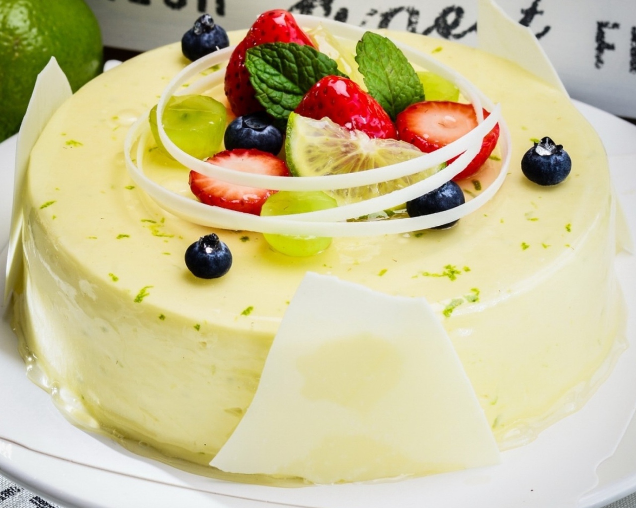 Лимонный торт со свежими фруктами 