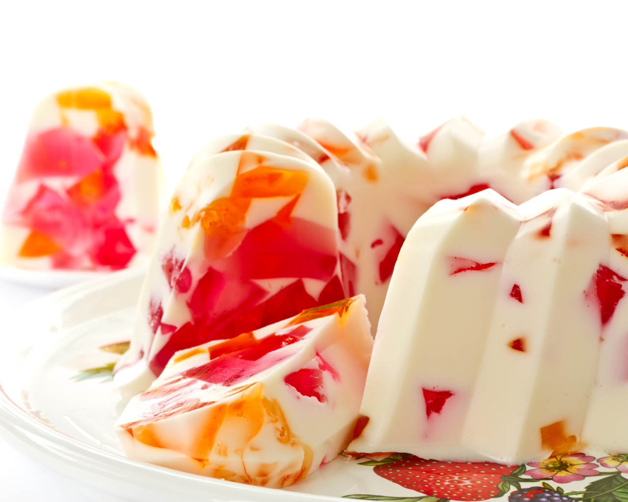 Молочный десерт из желатина на белом фоне  