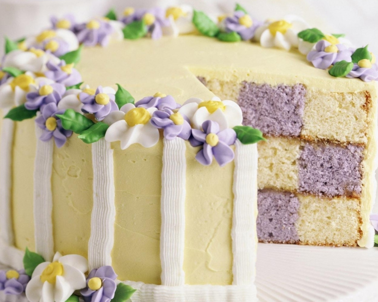 Разноцветный торт украшенный цветами из крема