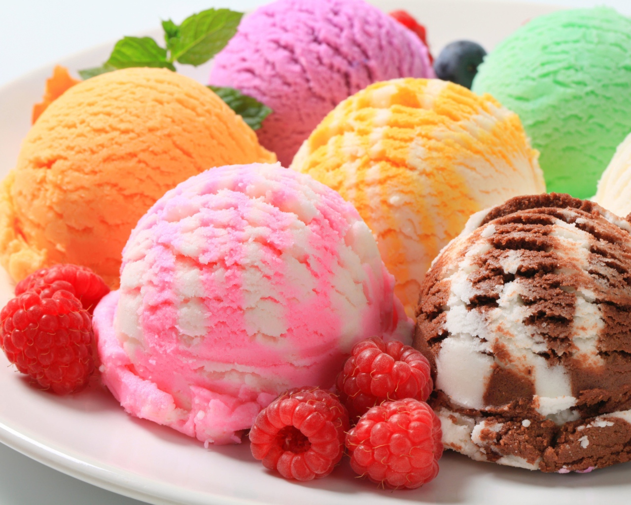 Разноцветное мороженое с ягодами малины 