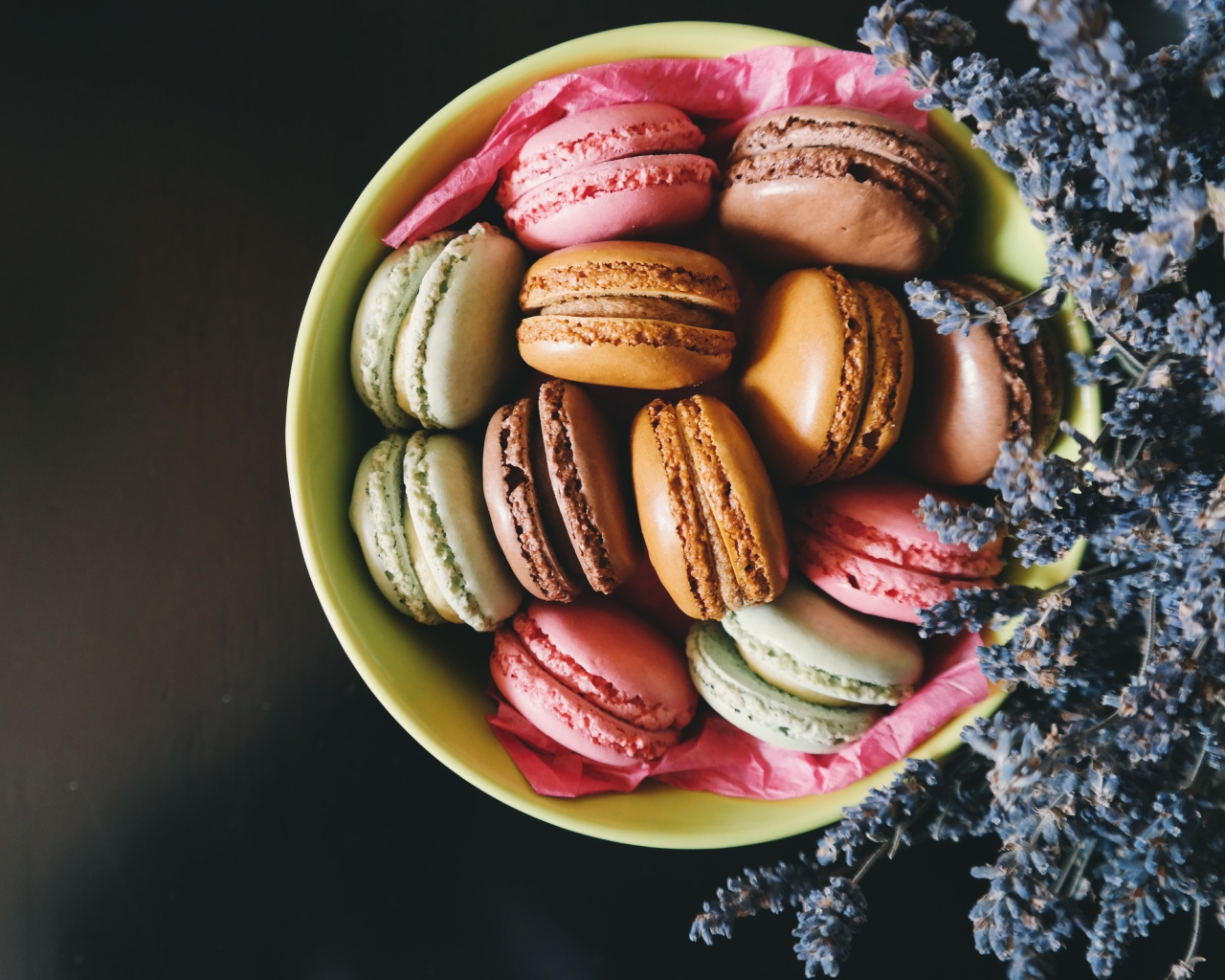 Разноцветные макаруны в тарелке 