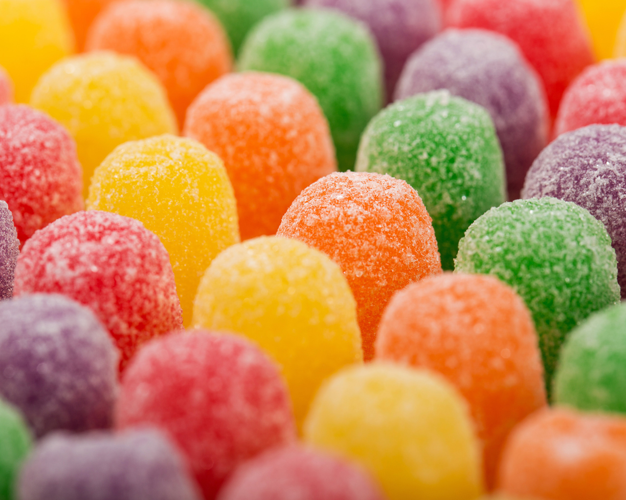 Разноцветные мармеладные конфеты в сахаре 