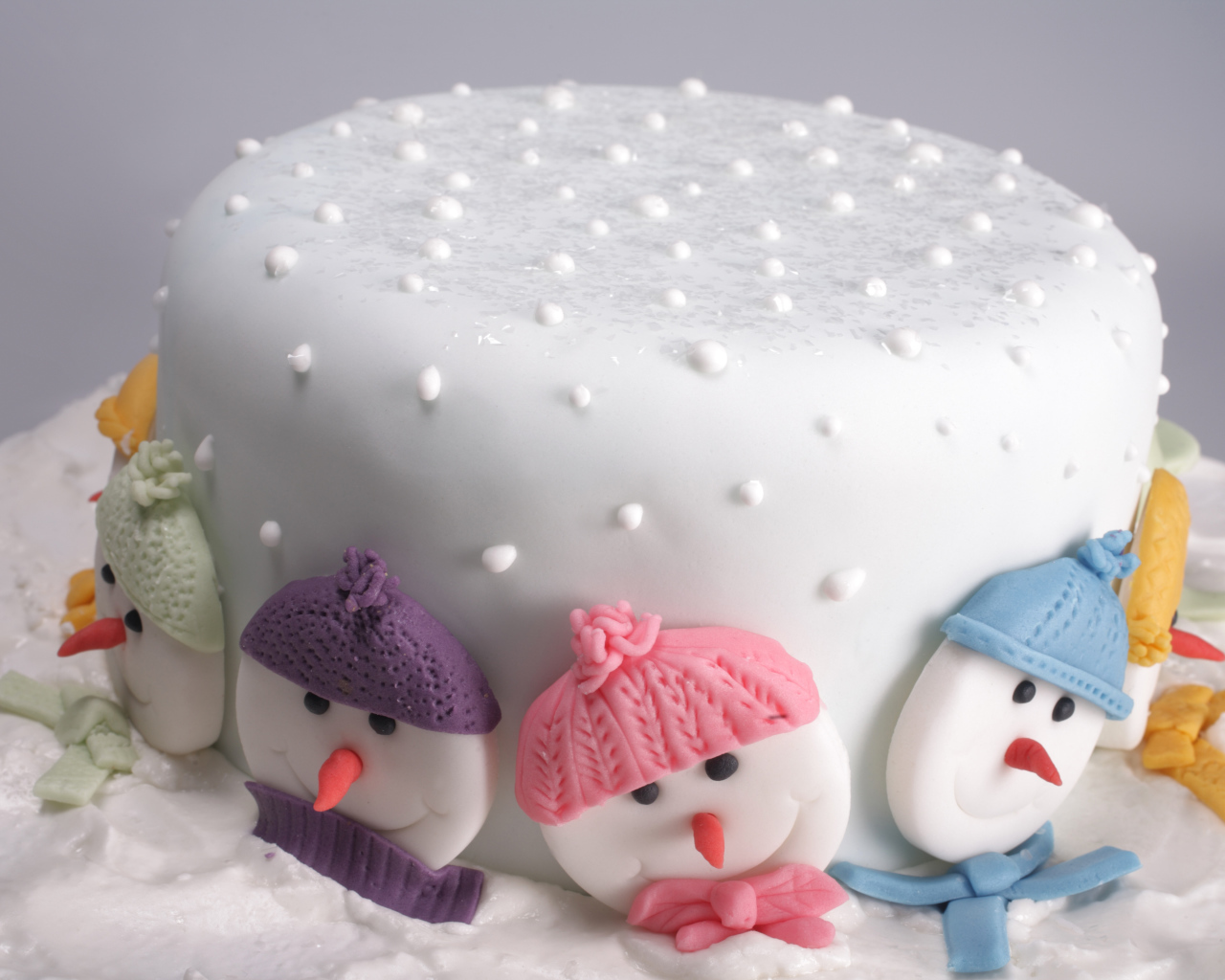 Новогодний торт украшен снеговиками из сахара