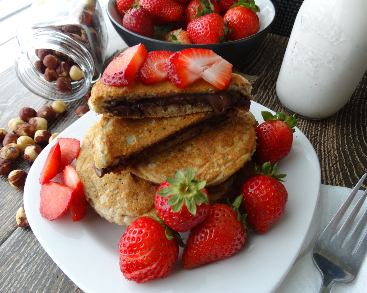 Оладьи с шоколадом и свежей клубникой
