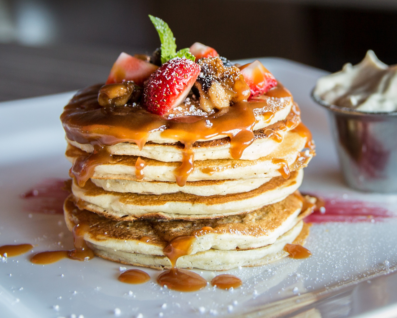 Панкейки со сгущенкой и свежими фруктами 