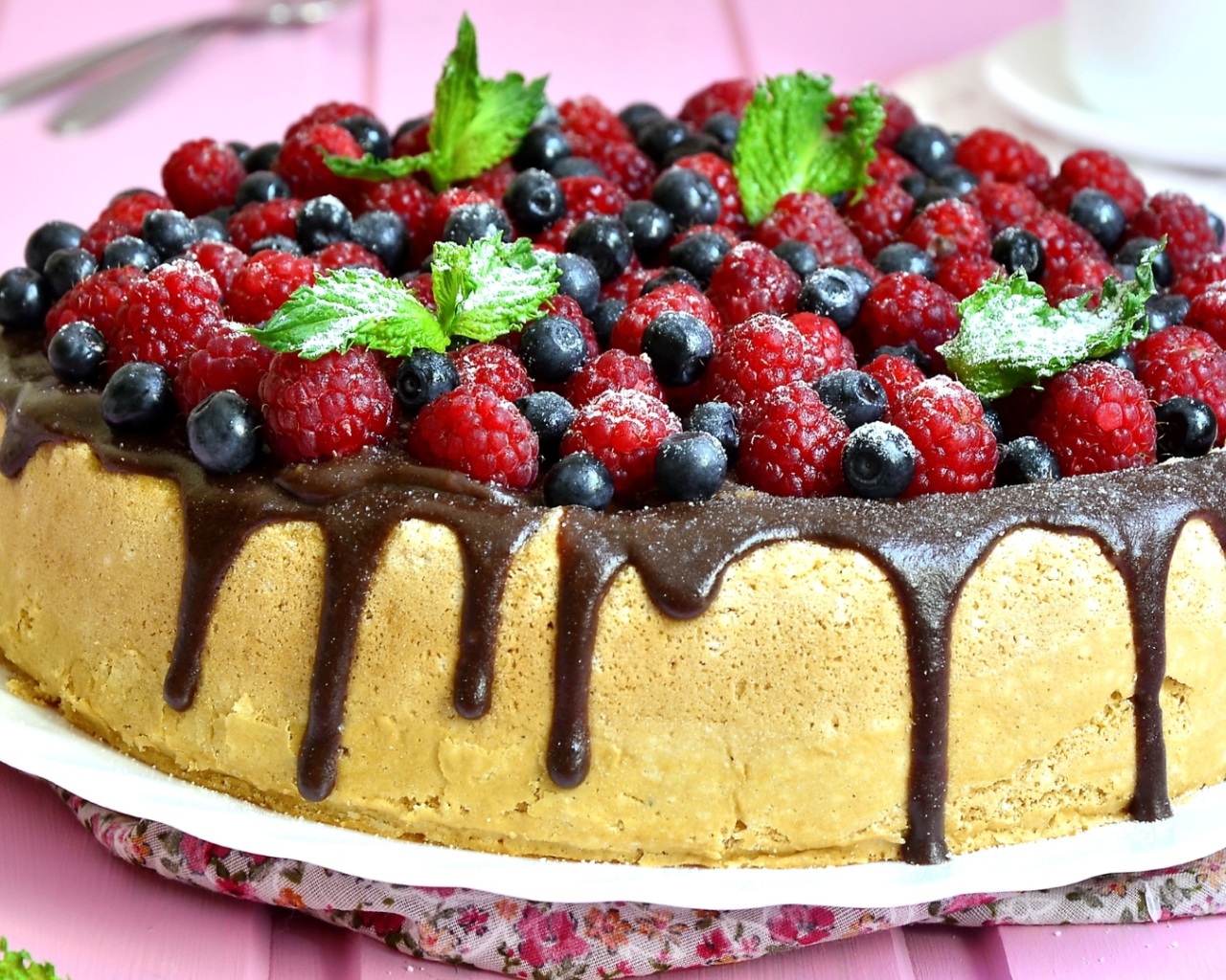 Пирог с шоколадом и свежими ягодами малины и черники 