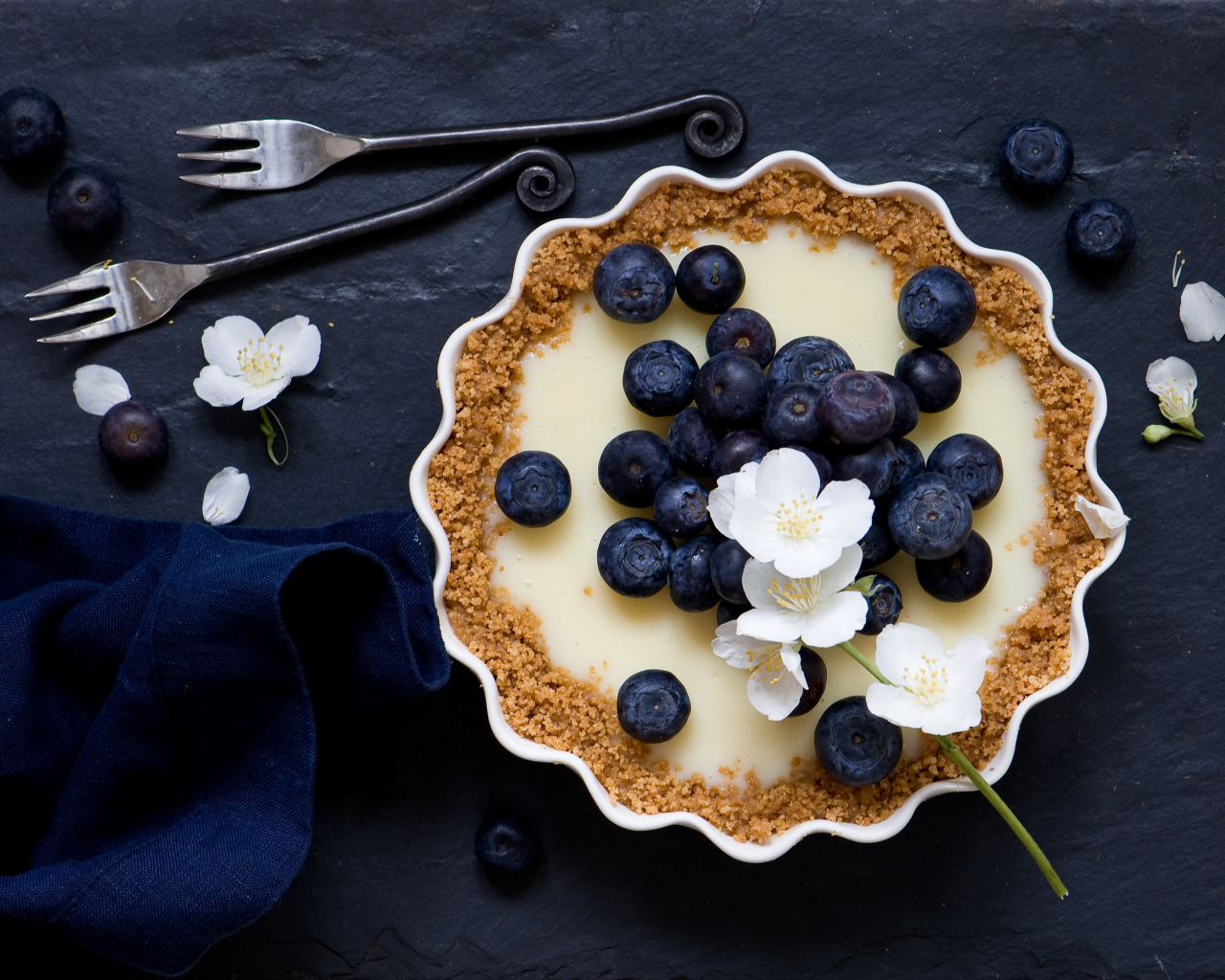 Пирог с кремом и черникой на десерт