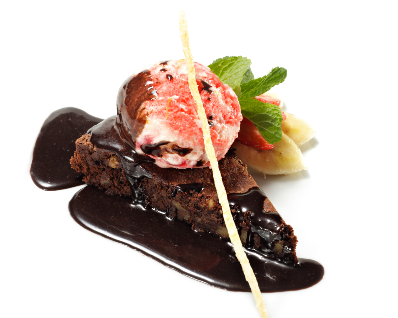 Кусок пирожного с шоколадом и шариком мороженого на белом фоне