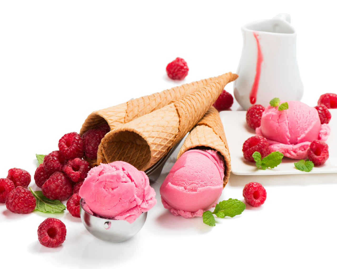 Малиновое мороженое в вафельных рожках на белом фоне