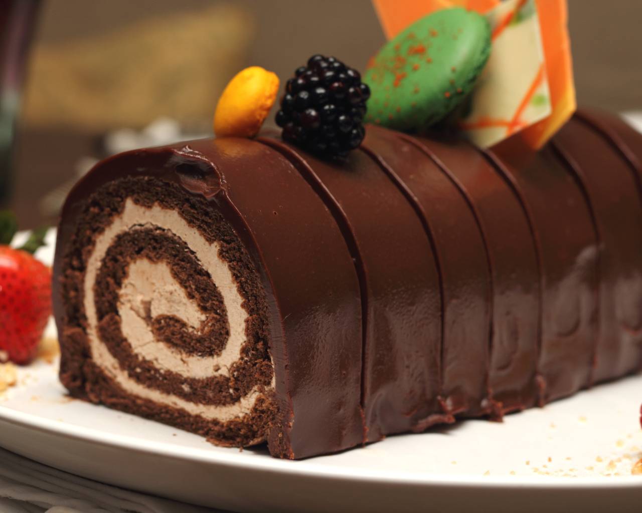 Рулет с кремом в шоколаде с ягодами 