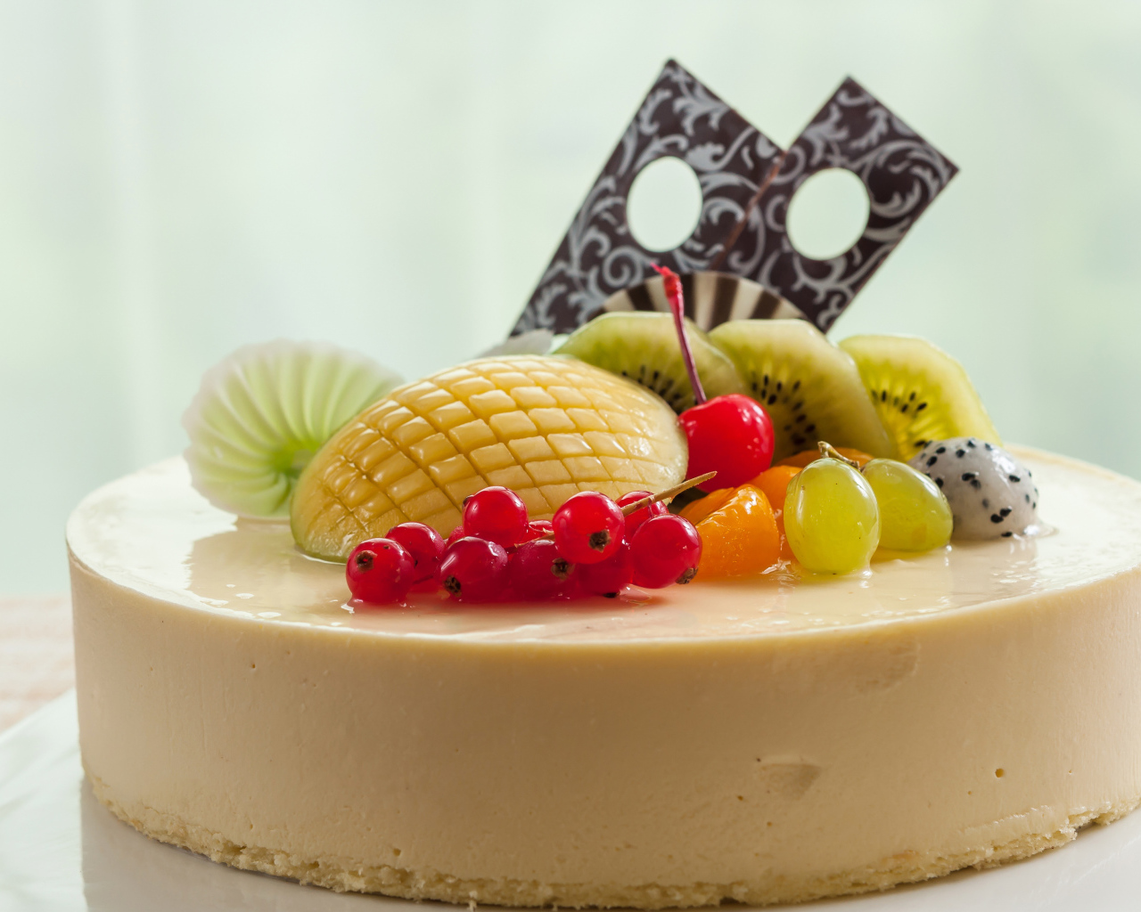 Круглый аппетитный чизкейк с ягодами  и фруктами