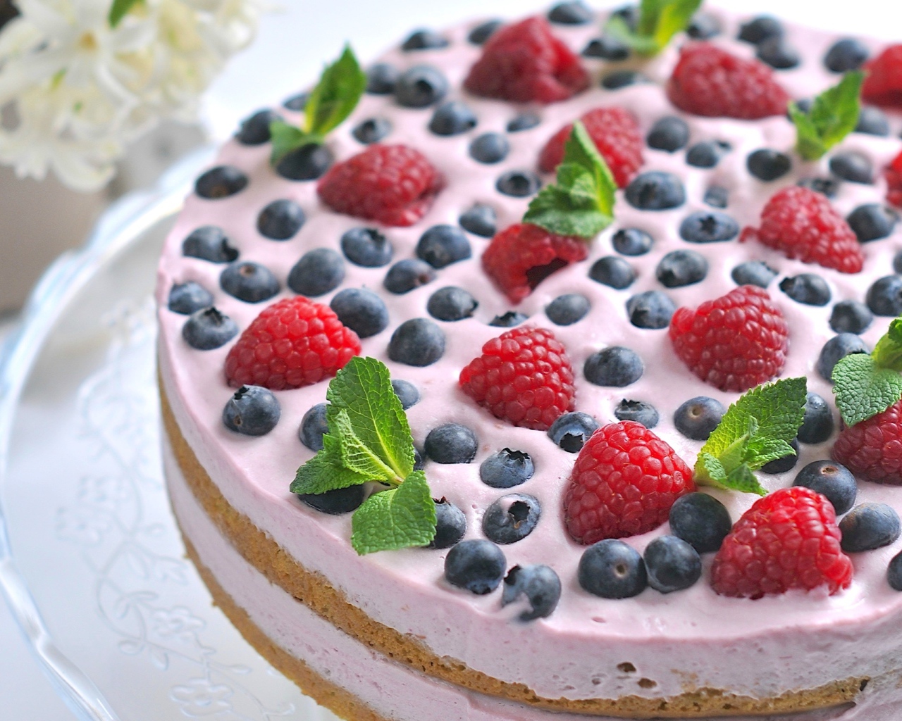 Круглый торт со свежей клубникой и черникой