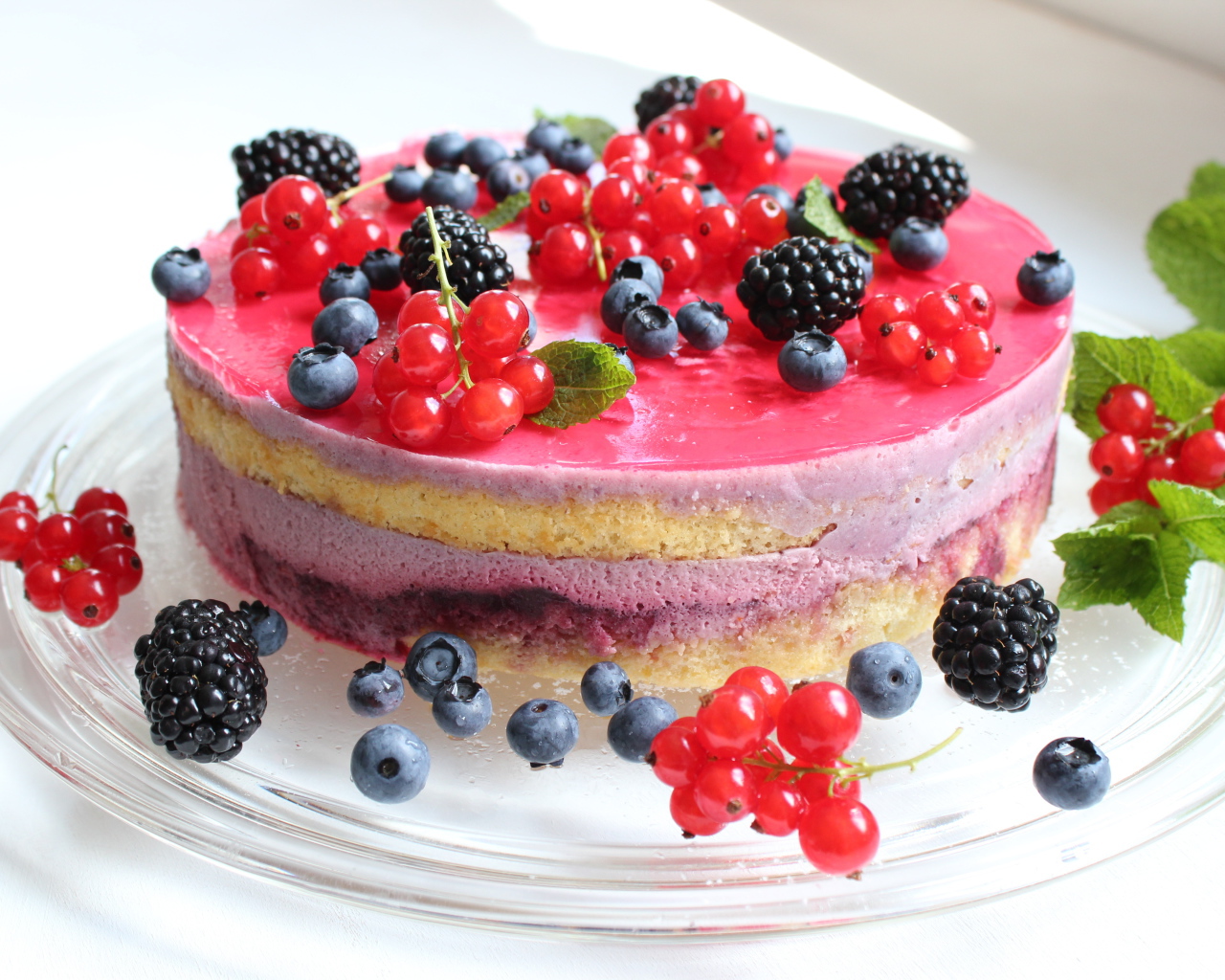 Круглый торт с суфле, ягодами черники, ежевики и красной смородины