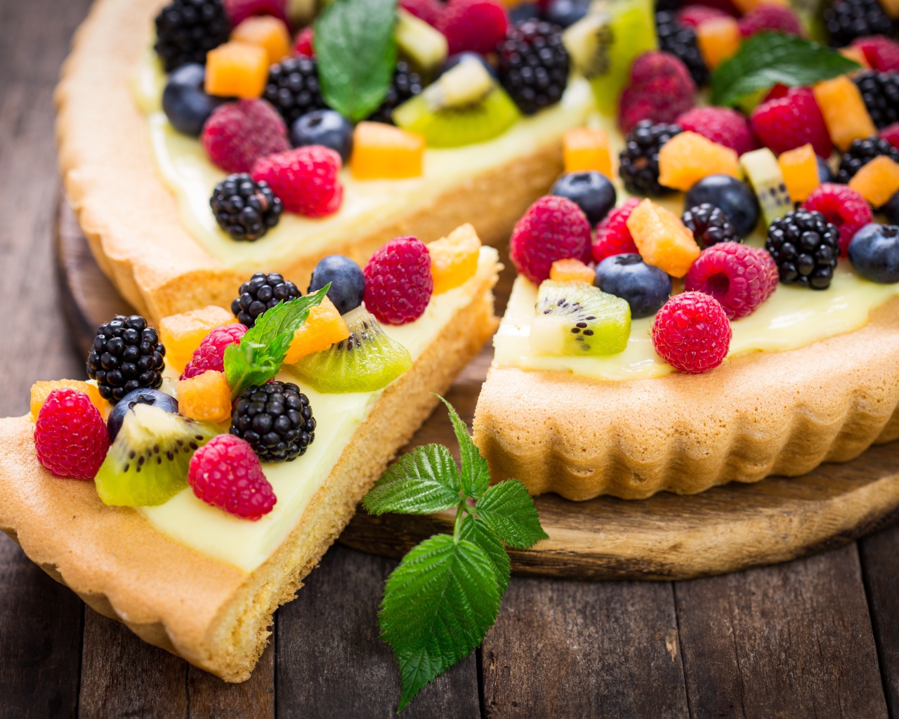 Песочный пирог со свежими ягодами и мятой