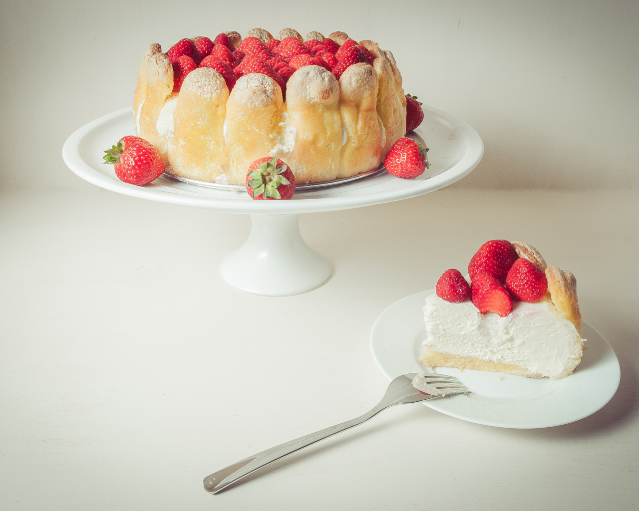 Песочный пирог с ягодами клубники и сливками