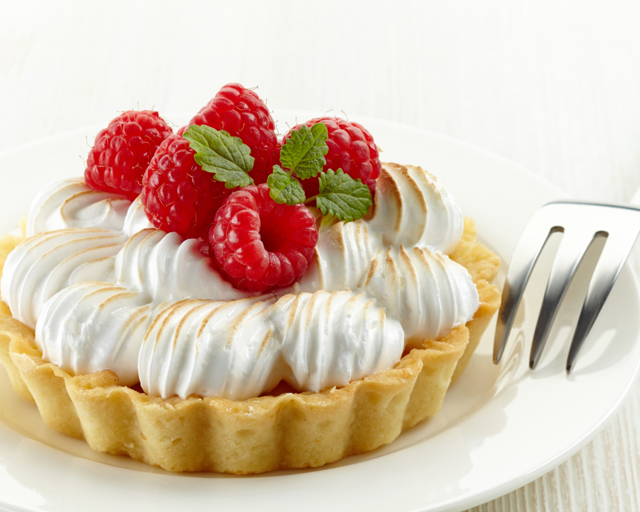 Песочное пирожное со сливками и свежей малиной