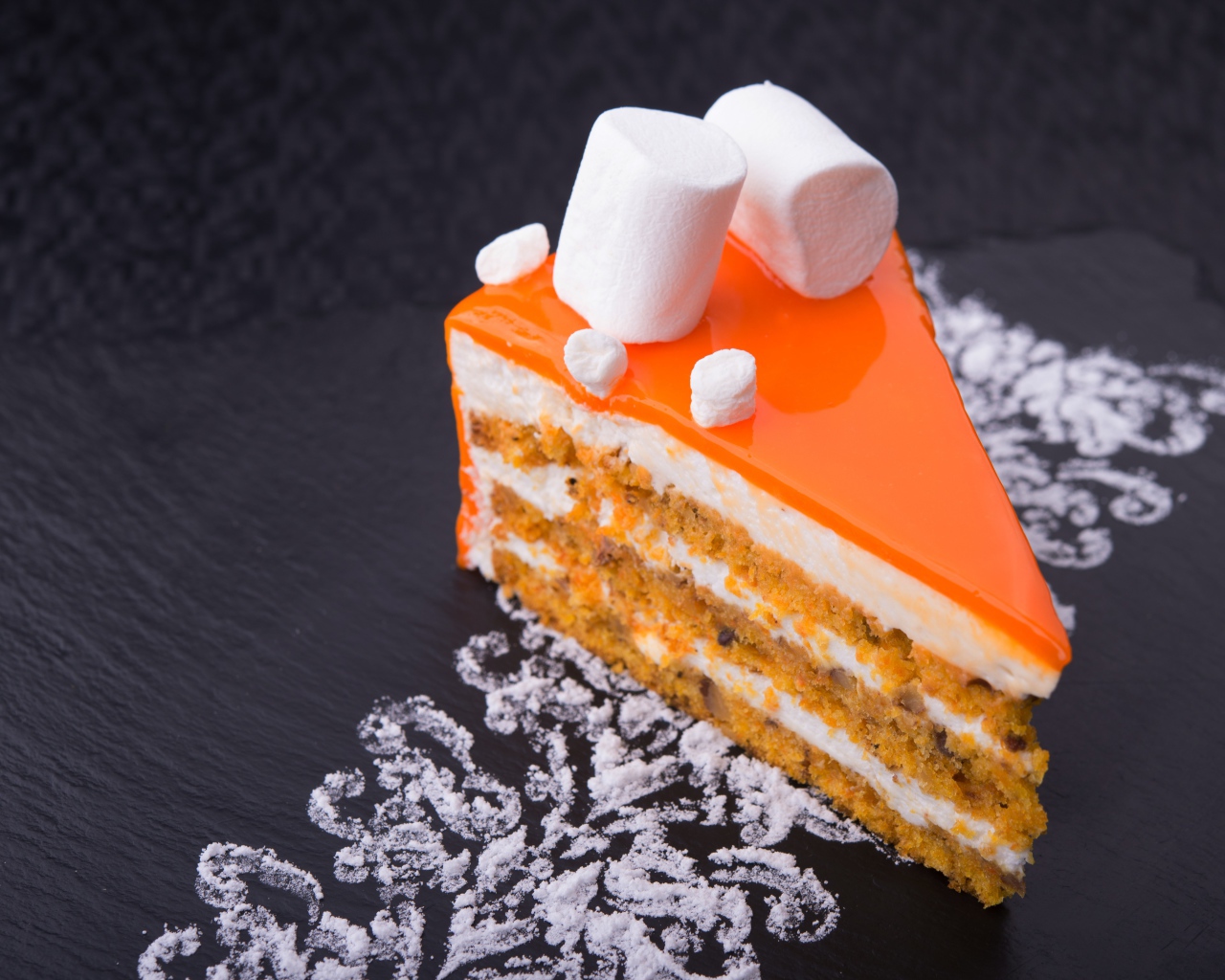 Кусочек апельсинового торта с маршмеллоу