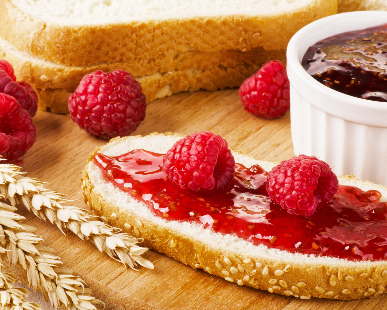 Кусочек белого хлеба с малиновым джемом 