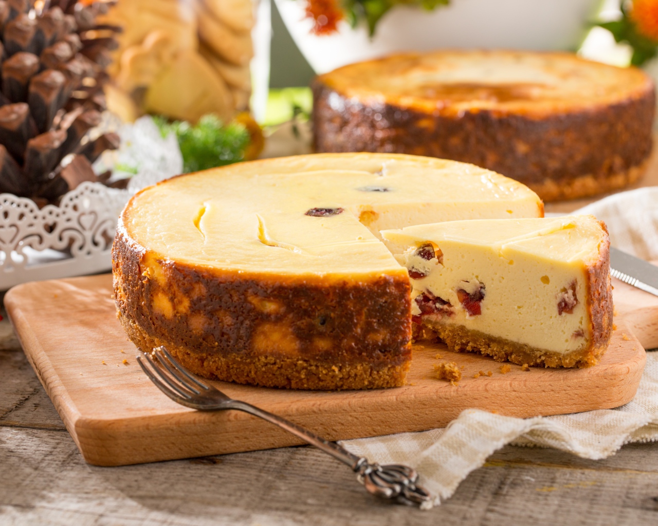 Нарезанный чизкейк на разделочной доске