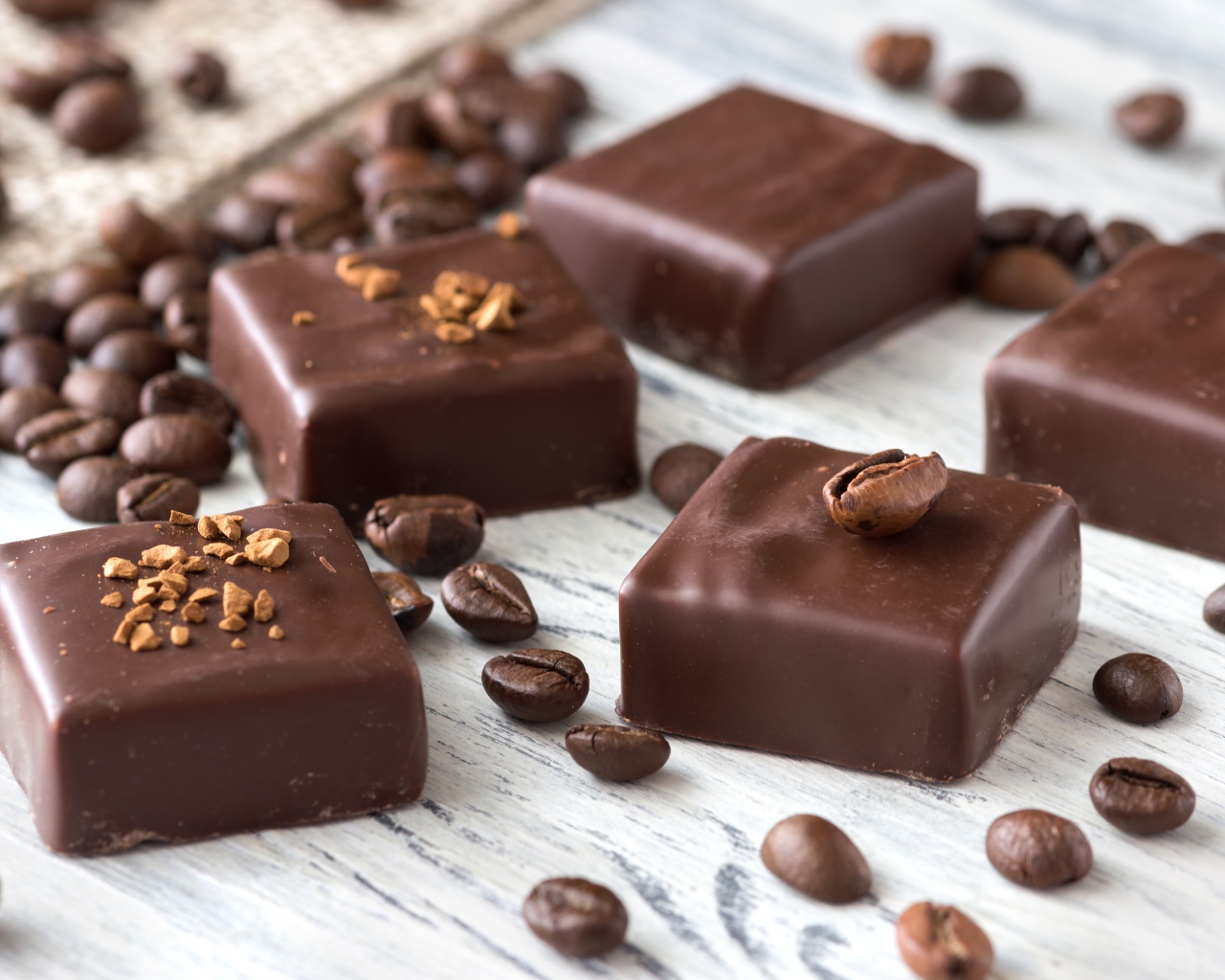 Квадратные шоколадные конфеты с кофейными зернами
