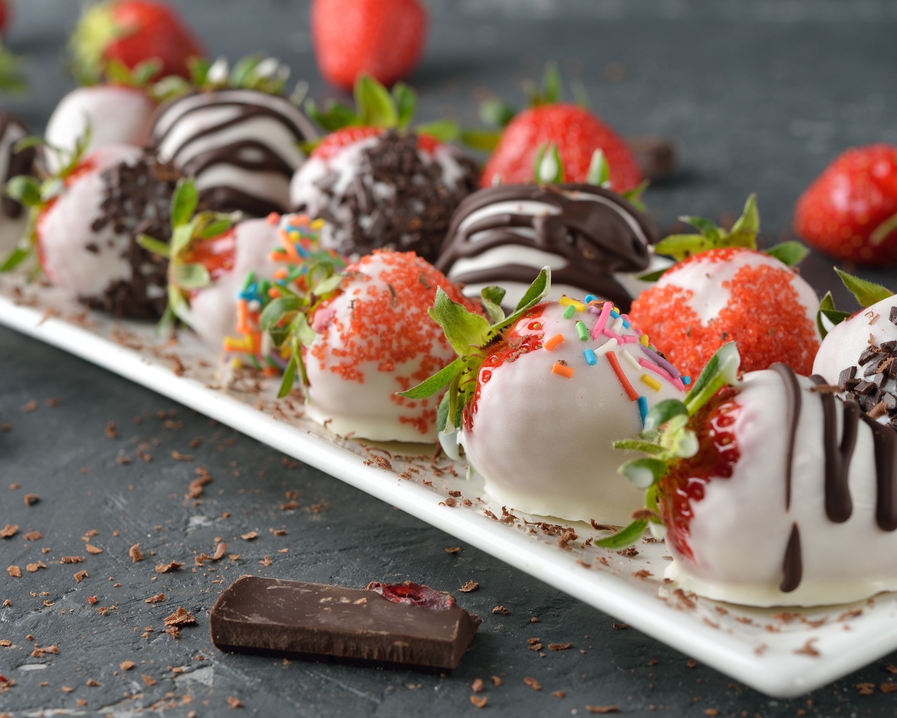 Клубника в белом и черном шоколаде