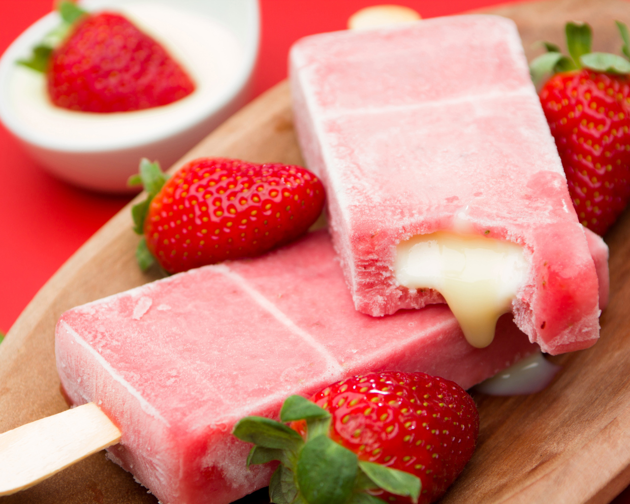 Клубничное мороженое на палочке со сгущенкой