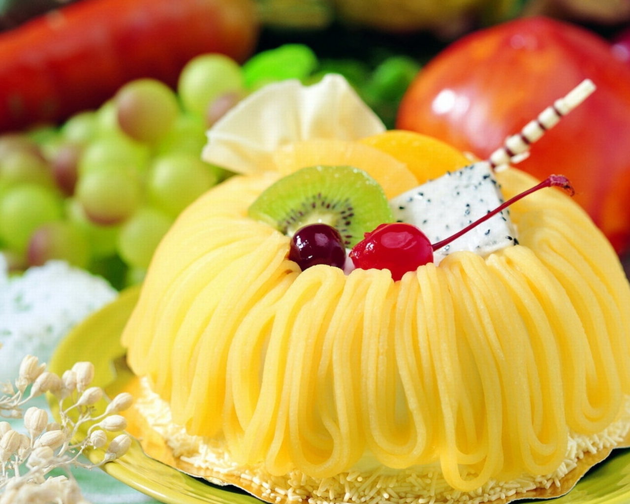 Сладкое пирожное с кремом, киви и вишней