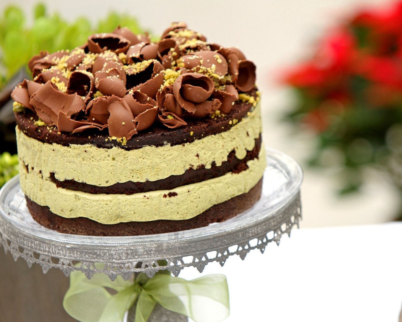 Сладкий торт с кремом и шоколадной стружкой