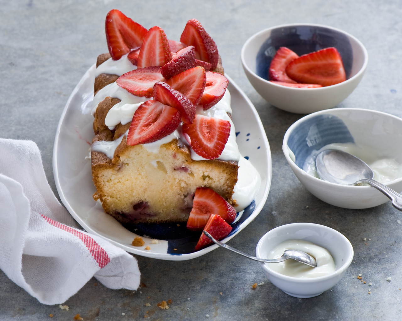 Сладкий кекс со свежей клубникой и сливками 