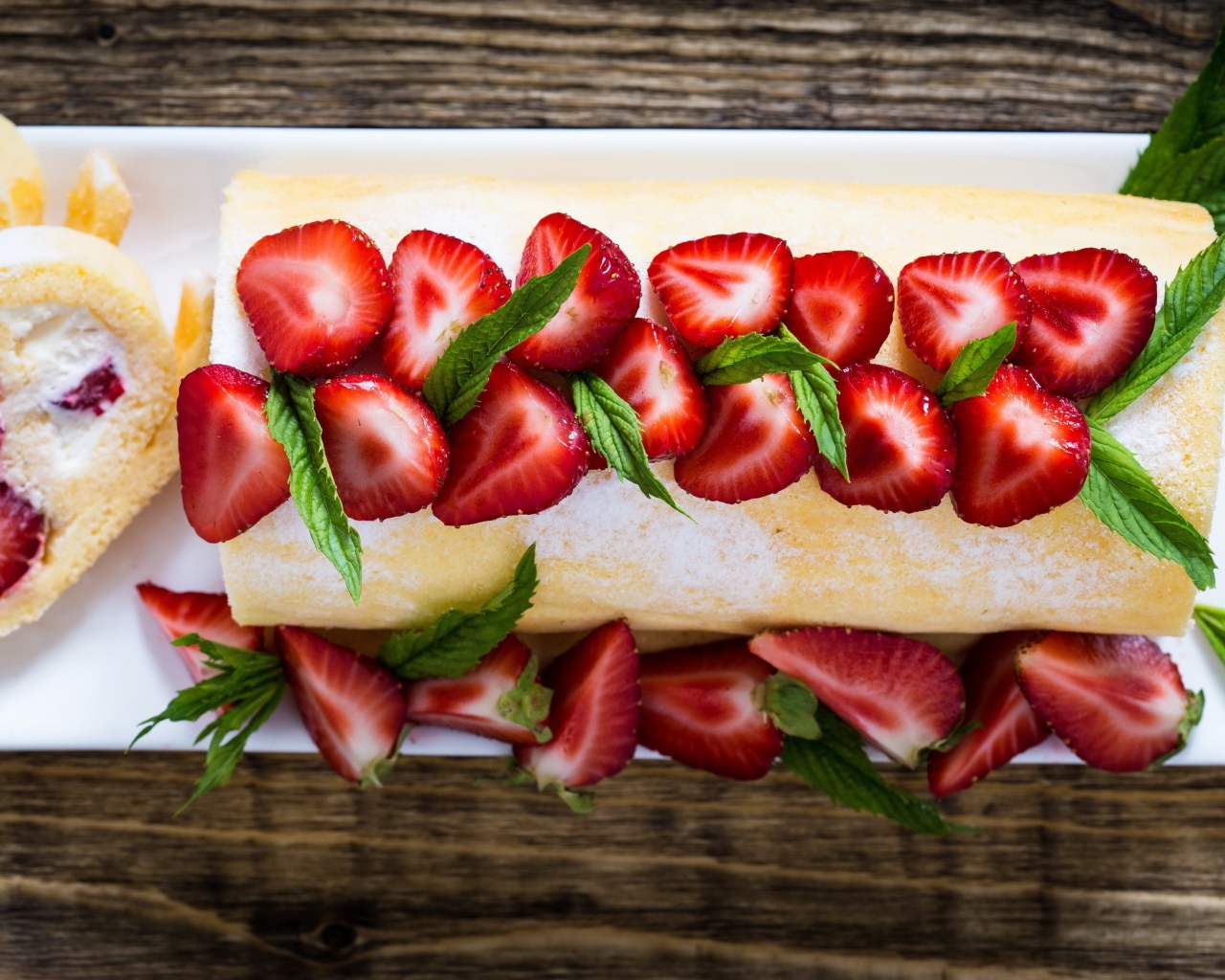 Сладкий сливочный рулет со свежей клубникой 