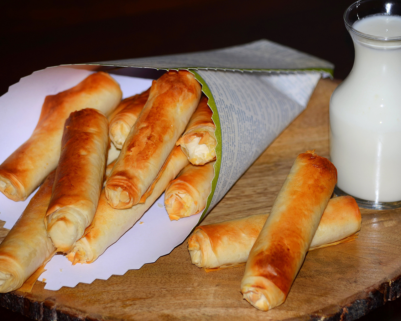 Сладкая выпечка с творогом на столе с кувшином молока