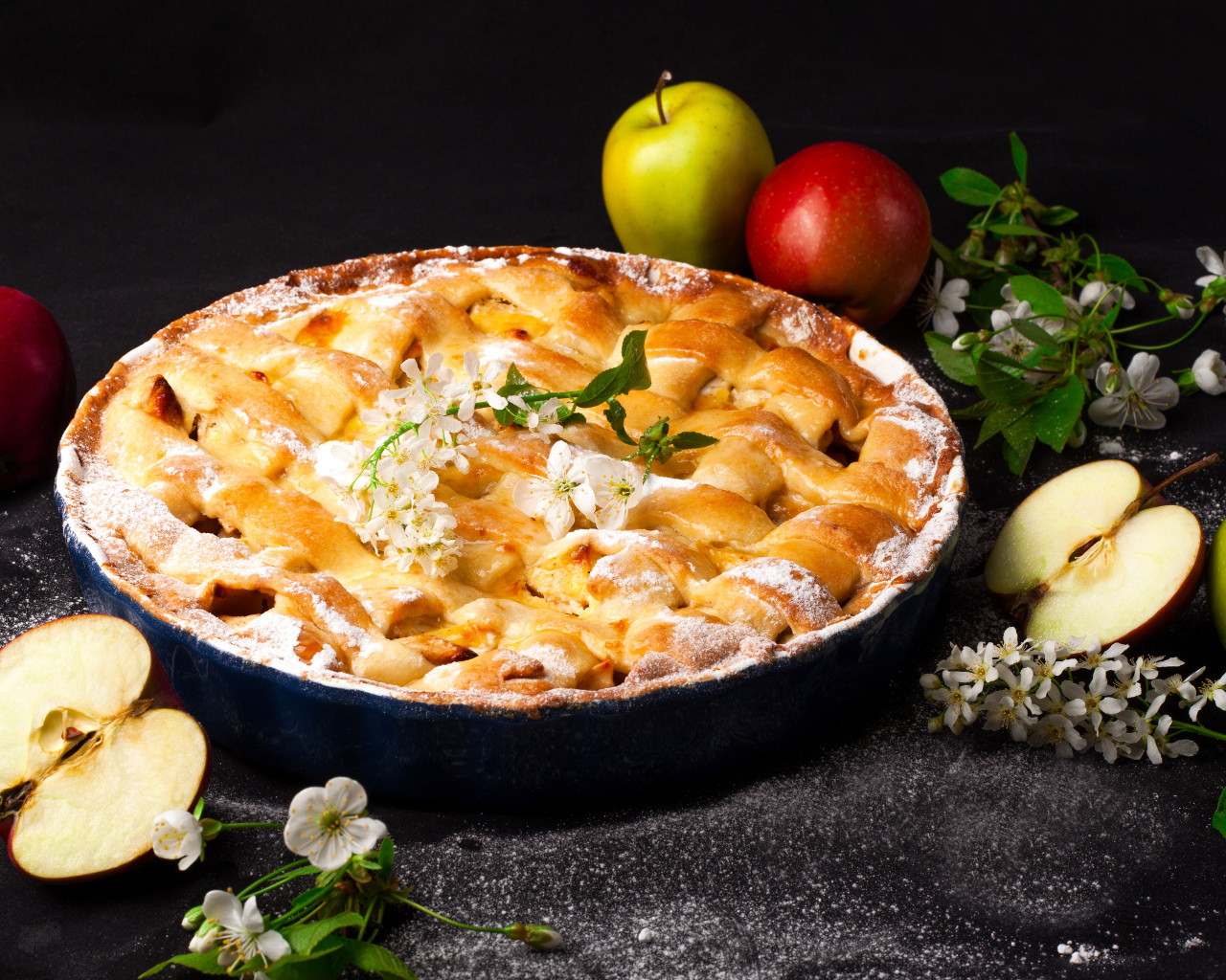Сладкий пирог со свежими яблоками
