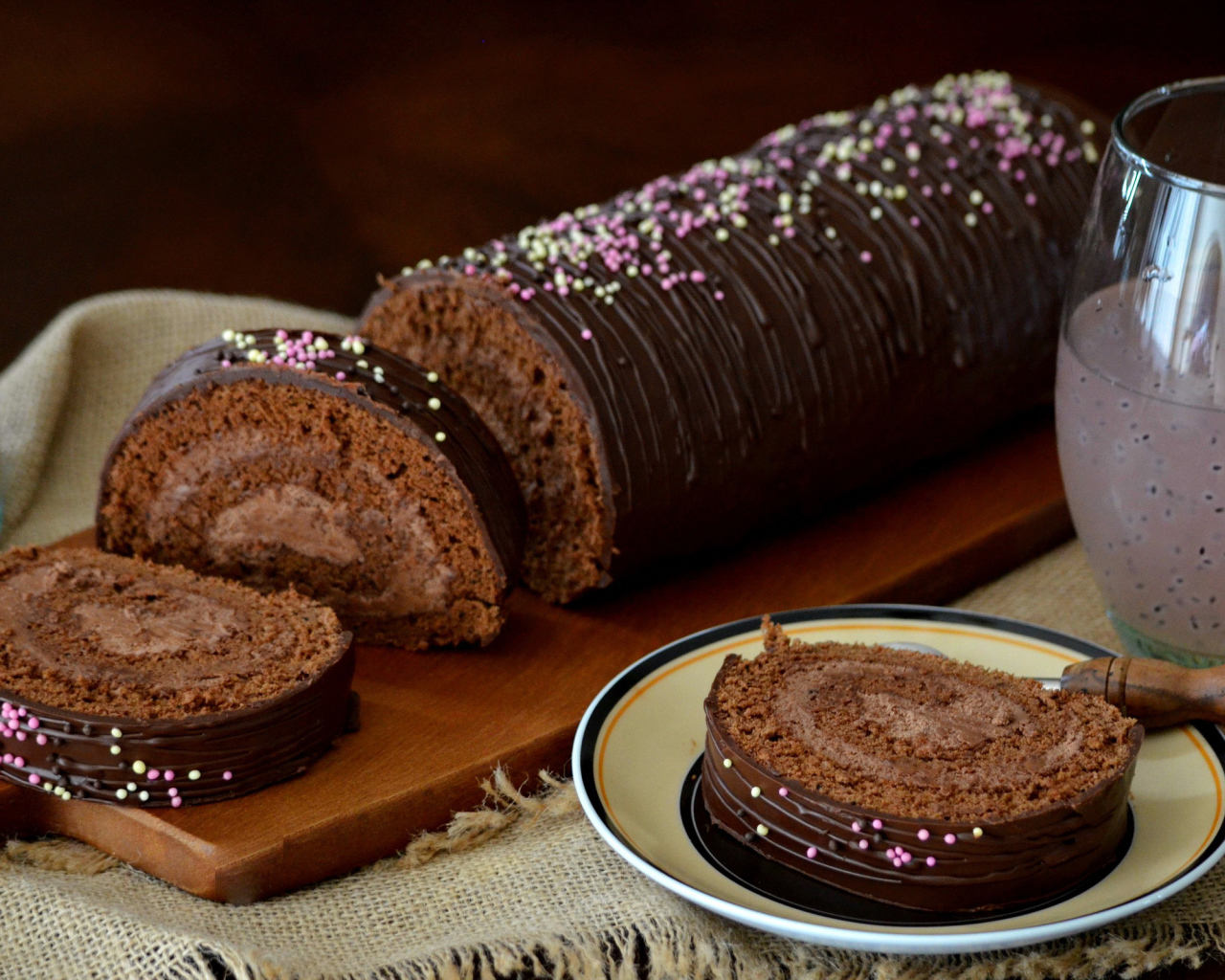 Сладкий рулет в шоколаде с шоколадным кремом