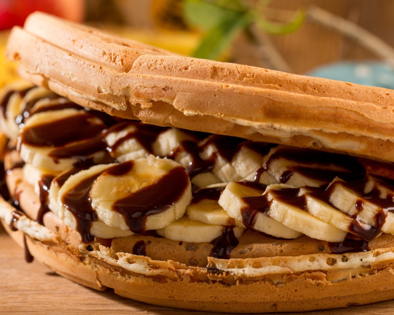 Сладкие вафли с бананами и шоколадом