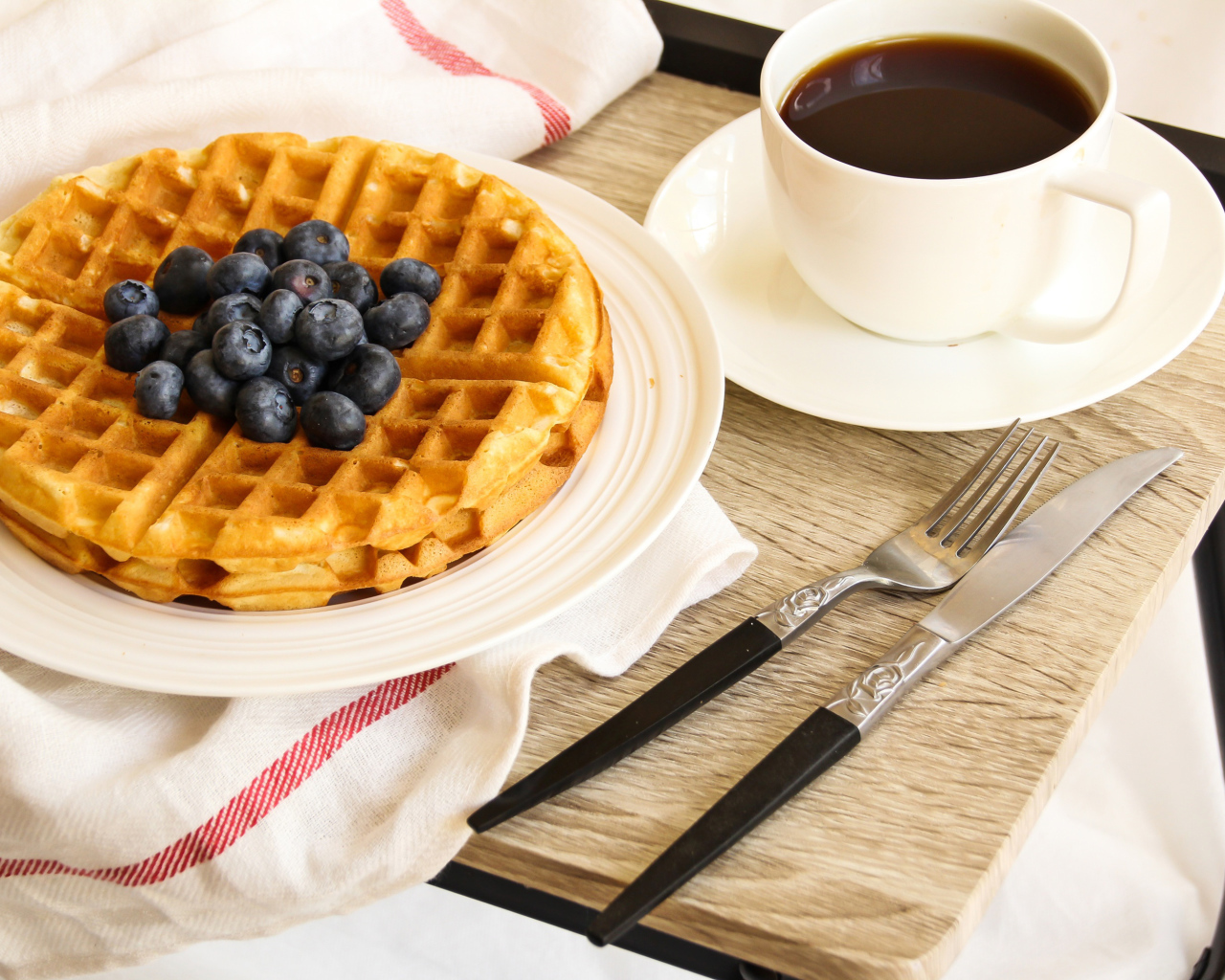 Сладкие вафли с черникой и чашкой кофе на завтрак