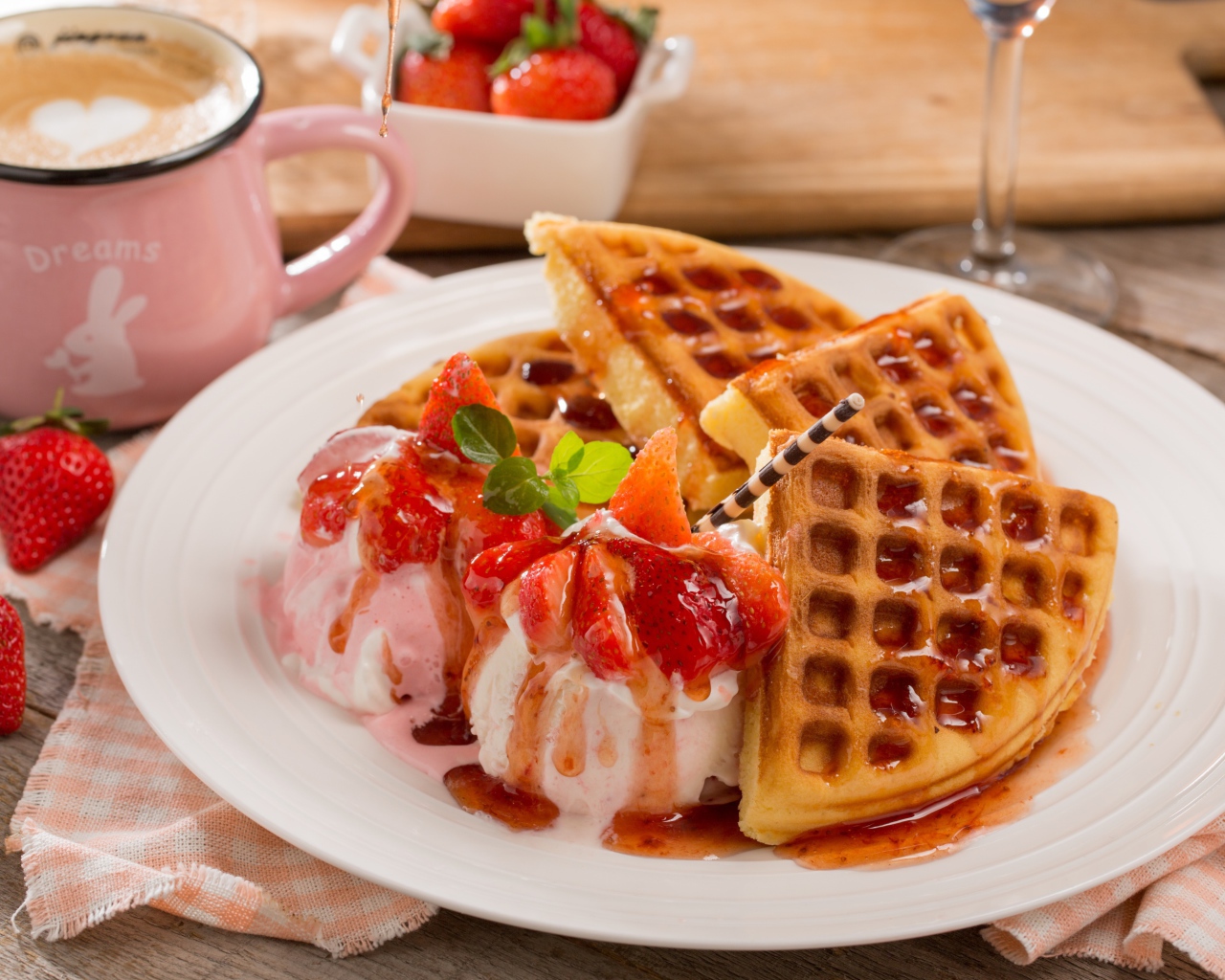 Сладкие вафли с мороженым и клубничным джемом