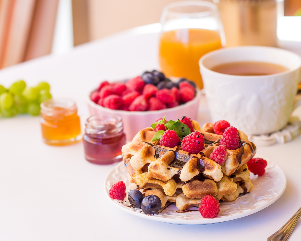 Сладкие  вафли с ягодами малины и черники на завтрак